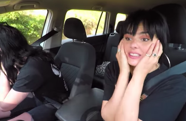 Ryanne en Famke in de auto